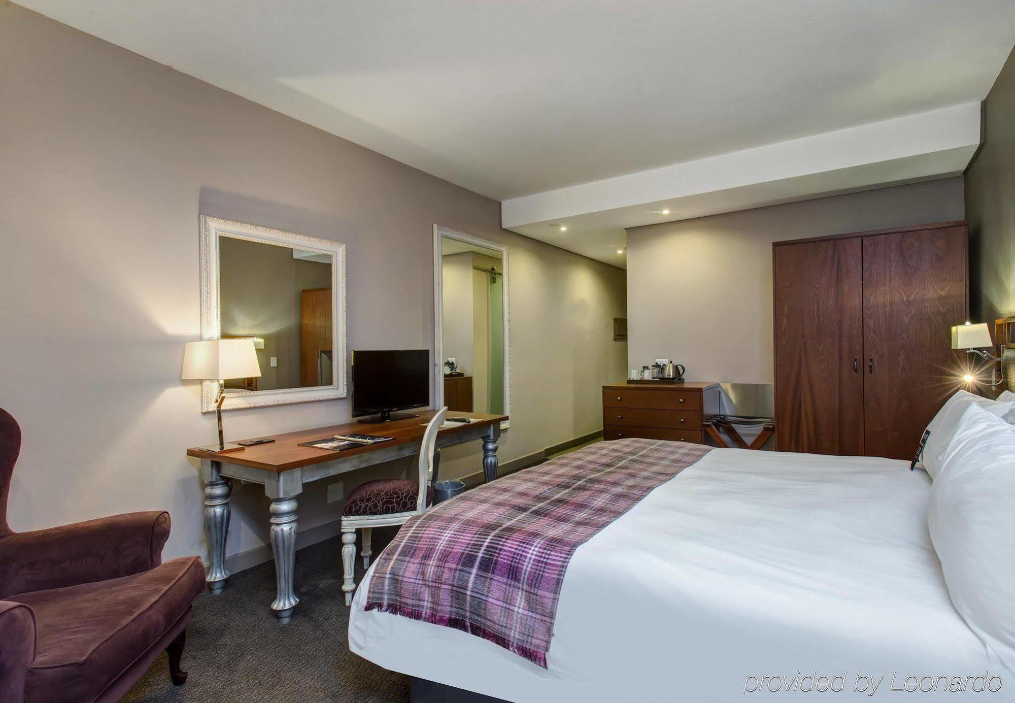 Protea Hotel By Marriott Pretoria Hatfield Esterno foto