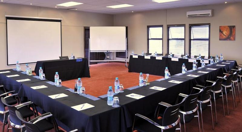 Protea Hotel By Marriott Pretoria Hatfield Esterno foto